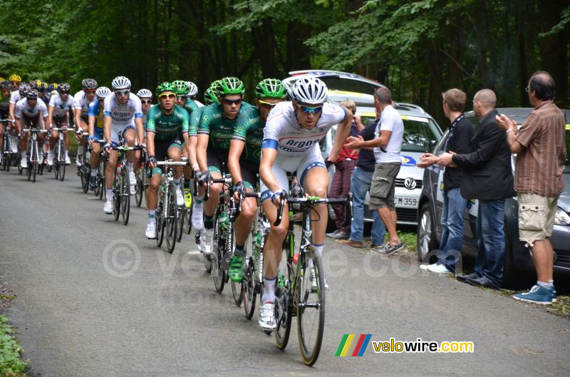 Tom Stamsnijder (Argos-Shimano) aan kop van het peloton in het bos van Ndonchel (2)