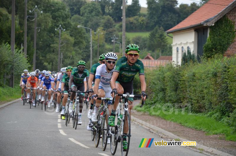 Het peloton onder aanvoering van Perrig Quémeneur & Simon Geschke