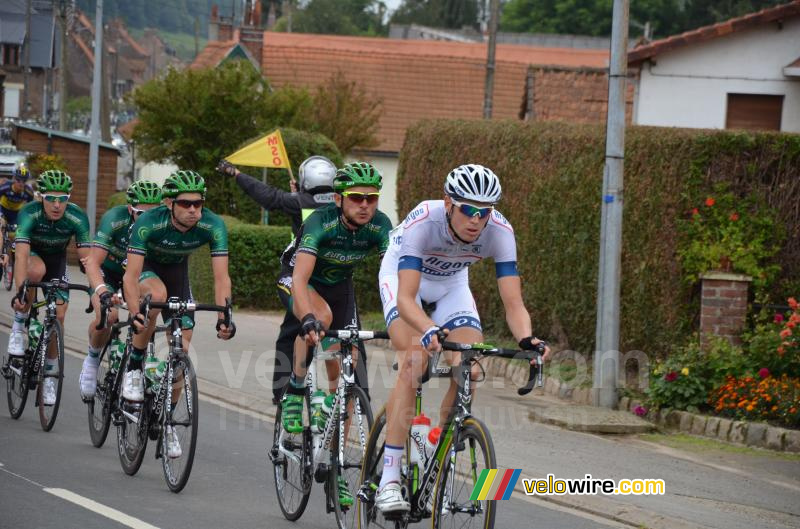 Tom Stamsnijder (Argos-Shimano) aan kop van het peloton in Heuchin (2)