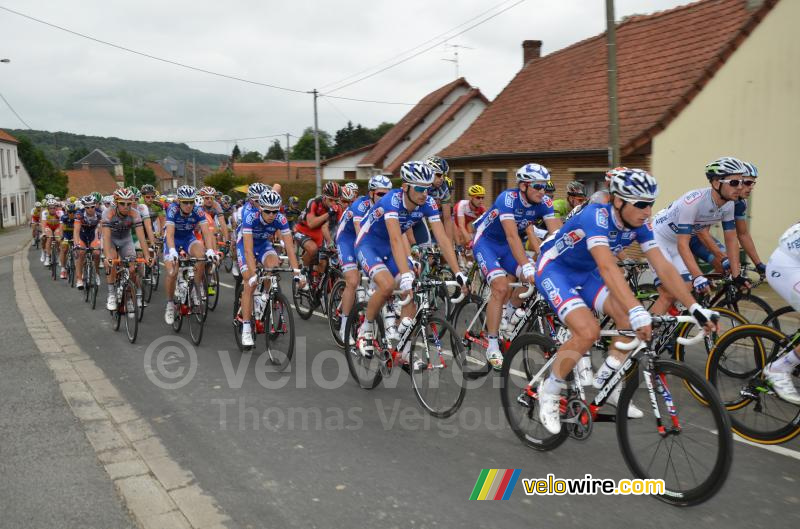 De FDJ.fr ploeg in het peloton in Heuchin