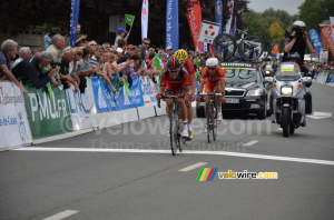 The leading trio crosses the line in Isbergues (331x)