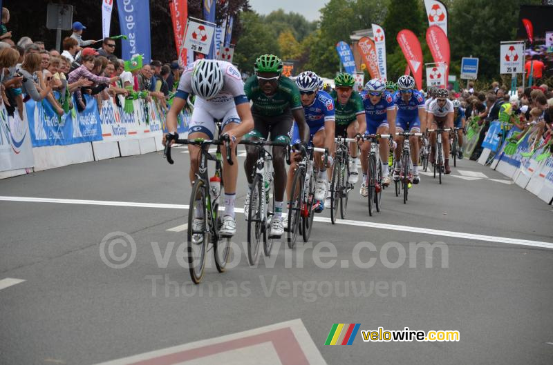 Het peloton passeert de finish in Isbergues