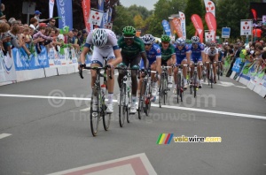 The peloton crosses the line in Isbergues (271x)