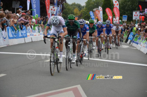 The peloton crosses the line in Isbergues (335x)
