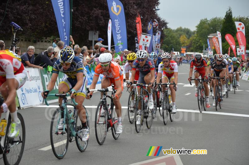 Het peloton passeert de finish in Isbergues (3)