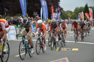 Le peloton passe la ligne à Isbergues (3) (247x)