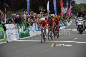 Another crossing of the finish in Isbergues by the leading trio (330x)