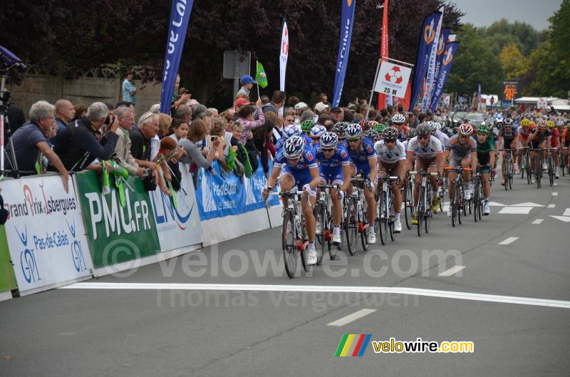 Het peloton komt dichterbij onder leiding van FDJ.fr