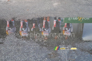 A reflection of the Lotto-Belisol team (750x)