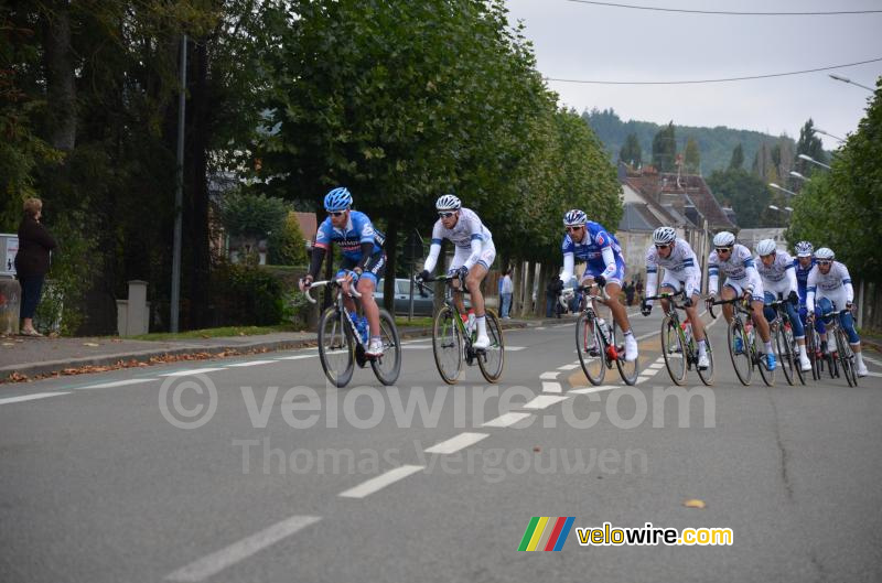 Het peloton in Cloyes-sur-le-Loire