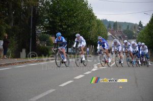 Le peloton à Cloyes-sur-le-Loire (426x)