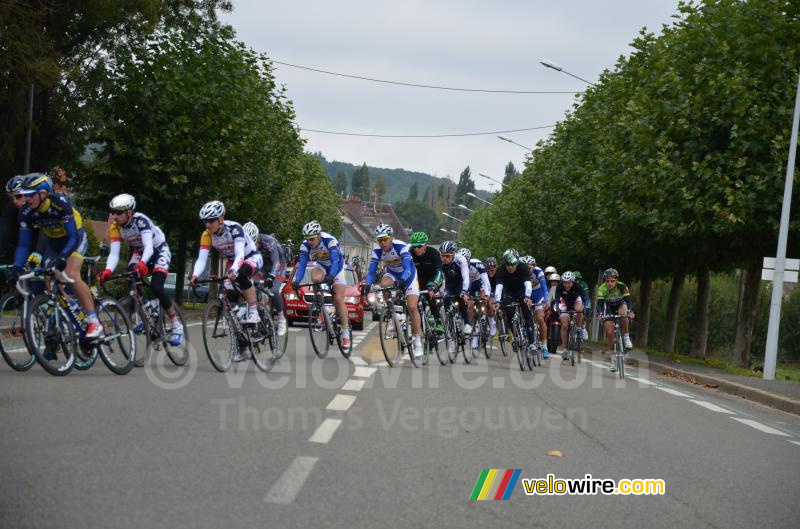 The peloton in Cloyes-sur-le-Loire (2)