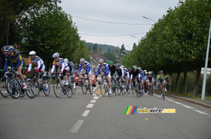 Le peloton à Cloyes-sur-le-Loire (2) (402x)