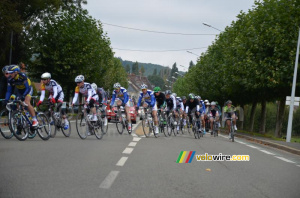 Le peloton à Cloyes-sur-le-Loire (2) (320x)