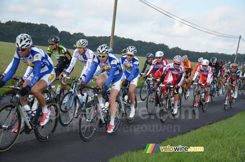 Le peloton close to La Jousselinière (2)