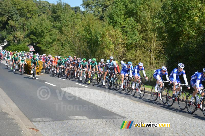 Het peloton in Poss-sur-Cisse (2)