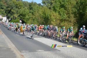 The peloton in Possé-sur-Cisse (3) (365x)