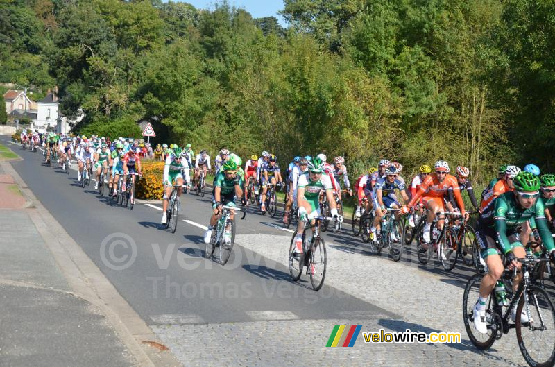 The peloton in Possé-sur-Cisse (4)