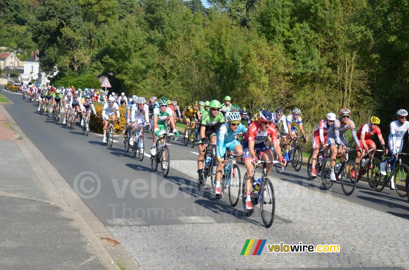 The peloton in Possé-sur-Cisse (5)