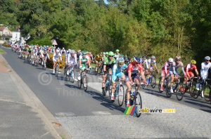 The peloton in Possé-sur-Cisse (5) (373x)