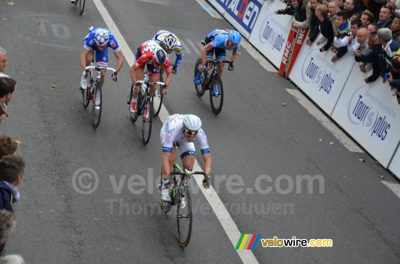 John Degenkolb wins the sprint ahead of Michael Morkov