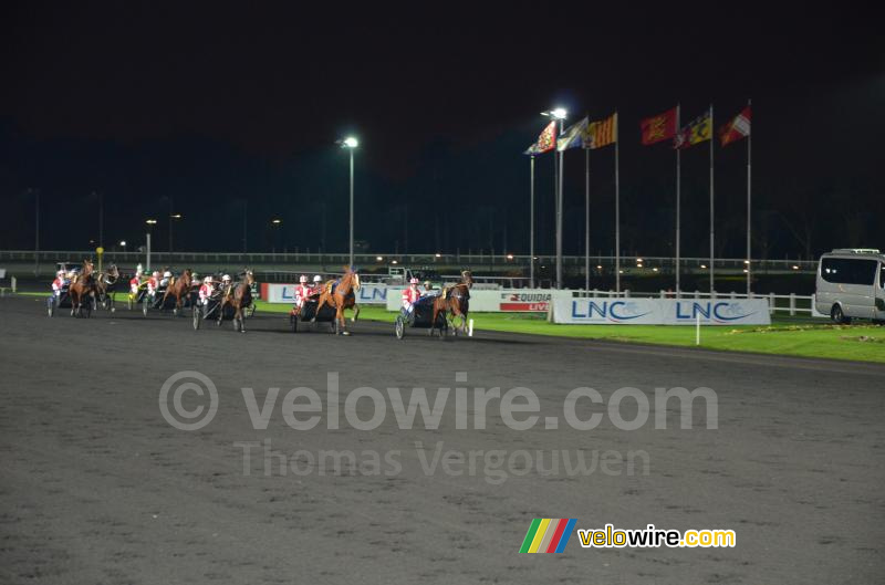 De renners aan de finish van de sulkies wedstrijd