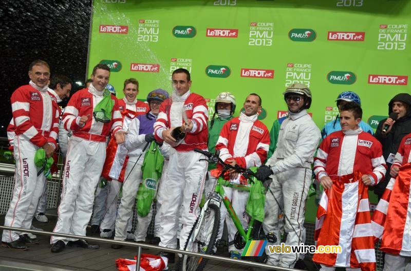 Sandy Casar fête sa victoire avec le champagne (2)