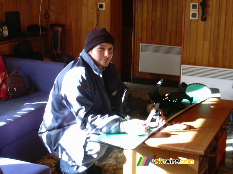Cédric repairs his snowboard