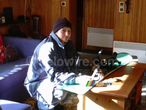 Cédric repairs his snowboard (225x)