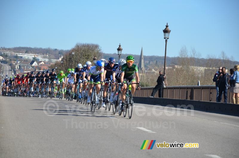 The peloton on the bridge in Mantes-la-Jolie