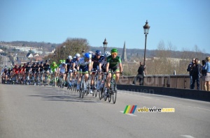 The peloton on the bridge in Mantes-la-Jolie (258x)