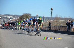 Le peloton sur le pont de Mantes-la-Jolie (458x)