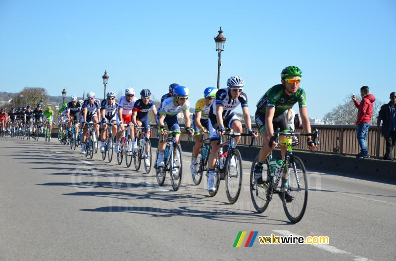 Het peloton op de brug van Mantes-la-Jolie (2)