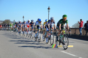 Le peloton sur le pont de Mantes-la-Jolie (2) (321x)