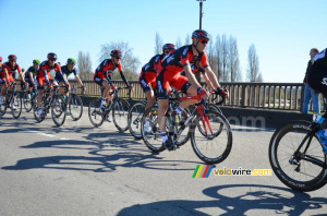 L'équipe BMC sur le pont de Mantes-la-Jolie (337x)