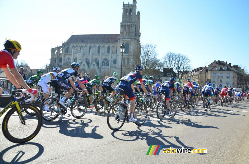 Het peloton voor de cathedraal van Mantes-la-Jolie