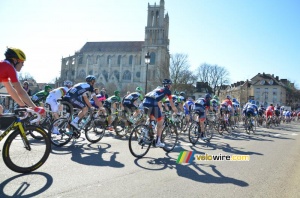 The peloton in front of the cathedral of Mantes-la-Jolie (271x)