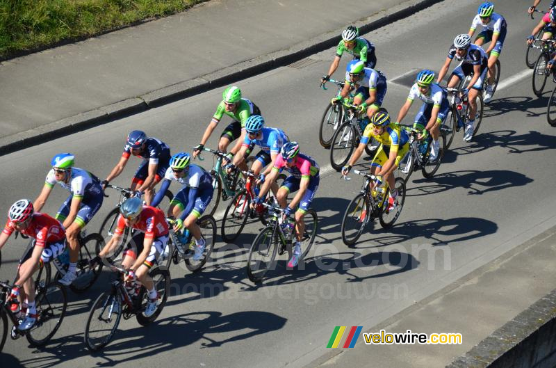 The peloton following the Seine river