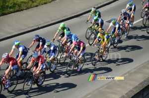 Le peloton longe la Seine (410x)