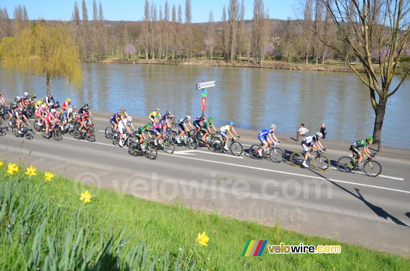 The peloton following the Seine river (3)