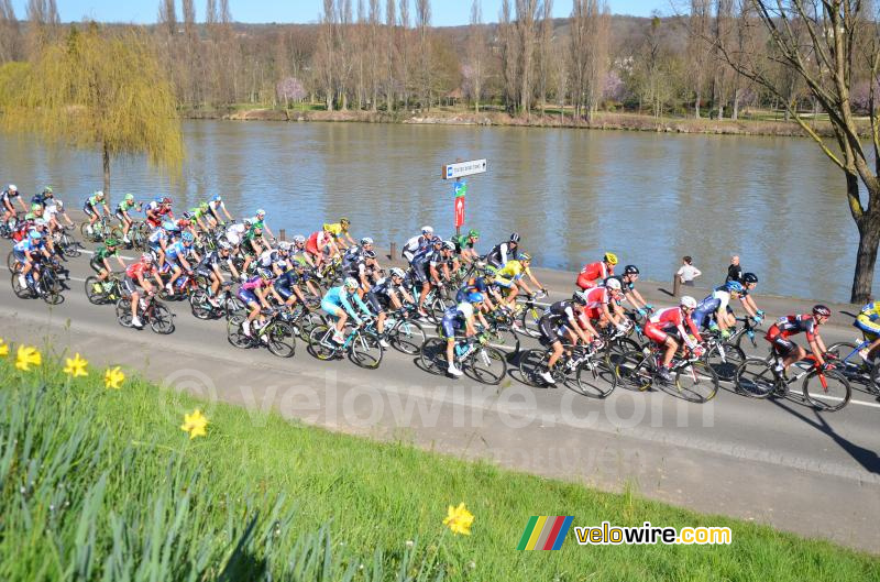 The peloton following the Seine river (4)