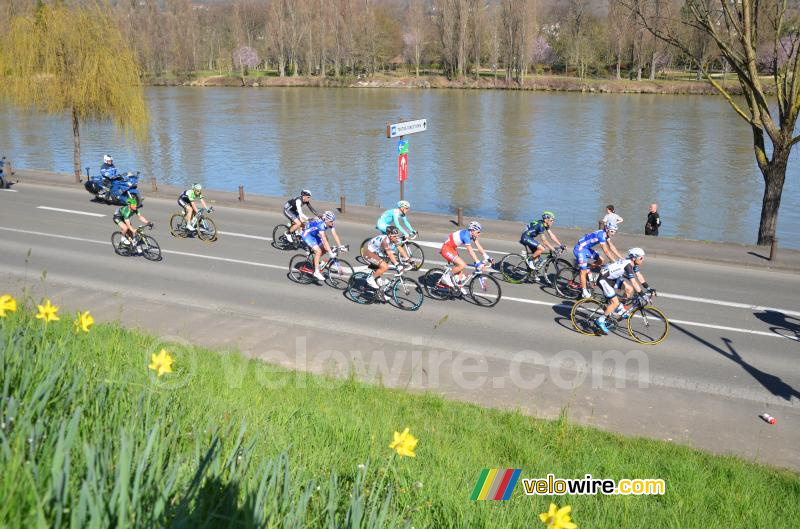 Arthur Vichot (FDJ.fr) in het peloton wat de Seine volgt