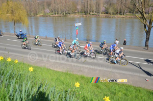 Arthur Vichot (FDJ.fr) dans le peloton qui longe la seine (238x)