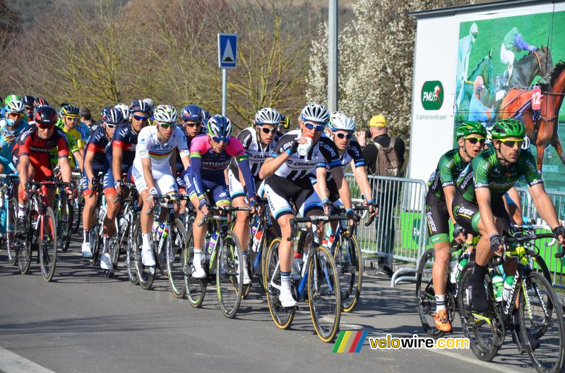 Het peloton op twee rondjes van de finish