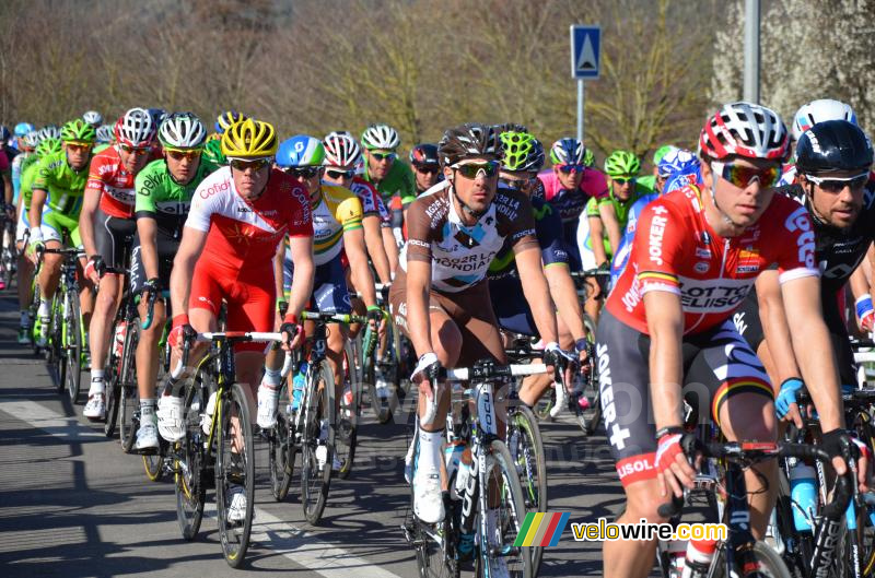 Het peloton op twee rondjes van de finish (2)