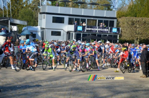 Le peloton avant le départ à Rambouillet (354x)