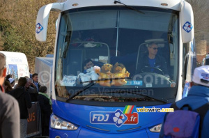 Les trophées à l'avant du bus de l'équipe FDJ.fr (362x)