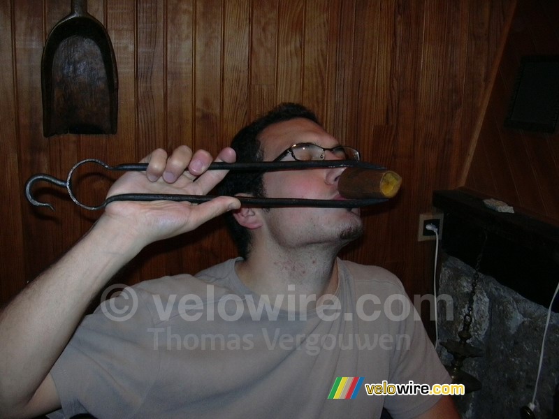 Cédric drinks his wine in a very special way ...