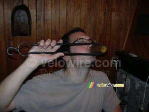 Cédric drinks his wine in a very special way ... (257x)