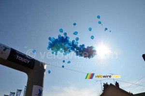 Lâcher de ballons à Toucy (422x)